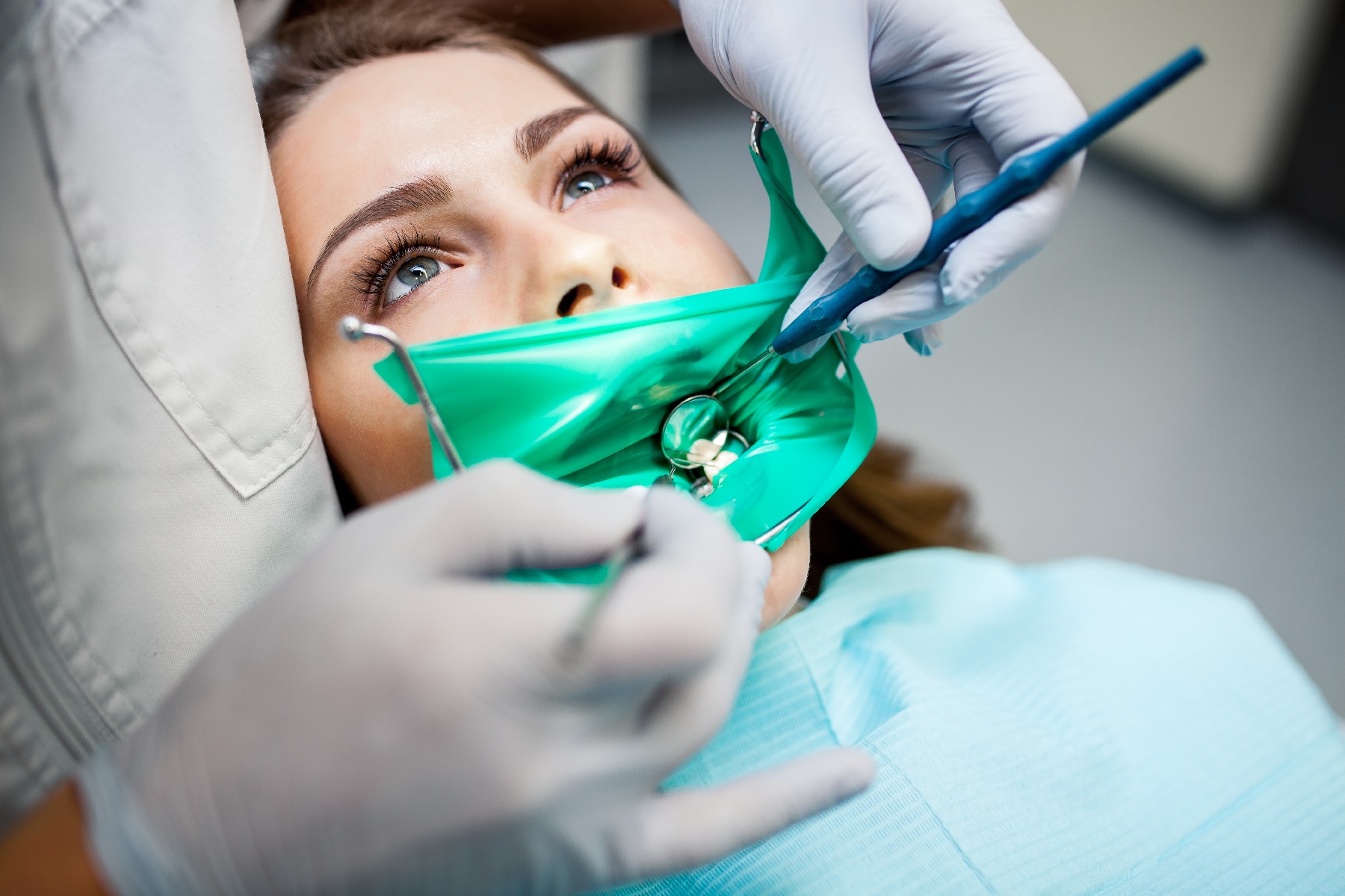 Odontóloga realizando un tratamiento de endodoncia en Alicante