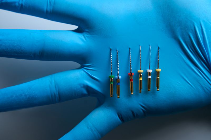 tornillos para la realización de una endodoncia